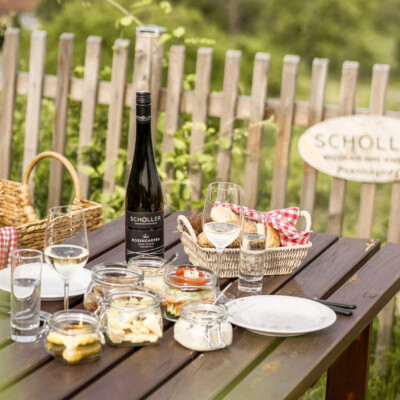 Picknickkorb inmitten der Weinberge Picknickgenuss