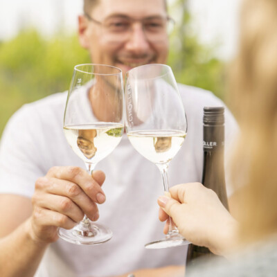 Prost! Anstoßen mit Weinglas